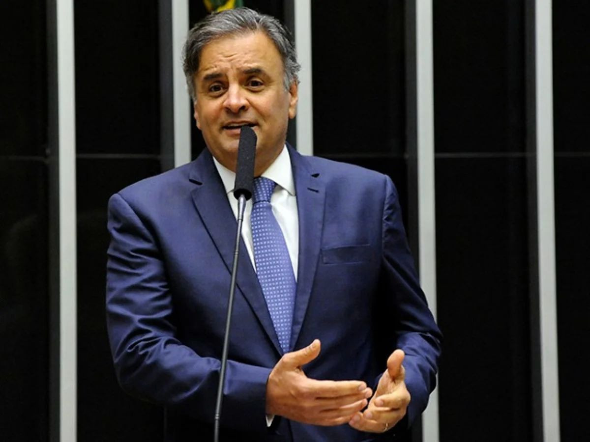 Aécio Neves reassume comando do PSDB para liderar partido em 2026