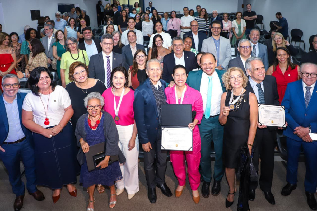 Raquel Lyra e Priscila Krause recebem Medalha de Mérito Educacional Professor Paulo Freire em reconhecimento ao compromisso com a educação de Pernambuco