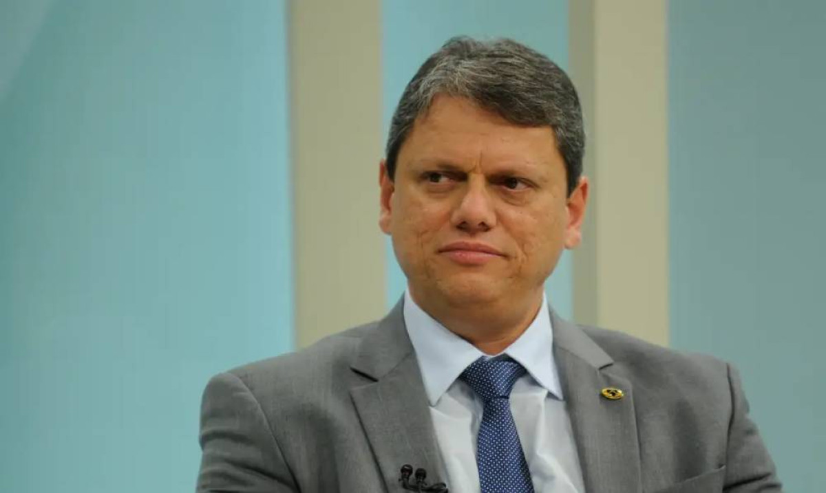 Tarcísio diz que privatizações ampliam serviços e critica resistência ideológica