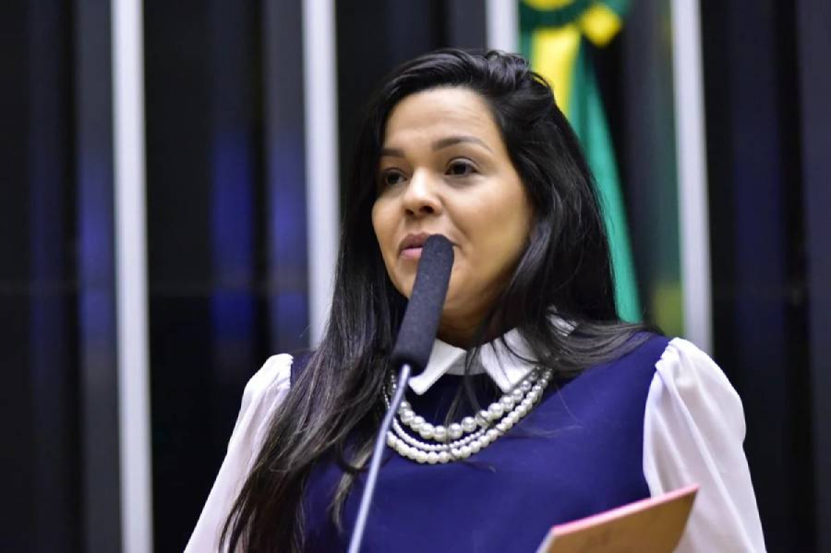 Priscila Costa não irá a evento de Flávio Bolsonaro no Ceará