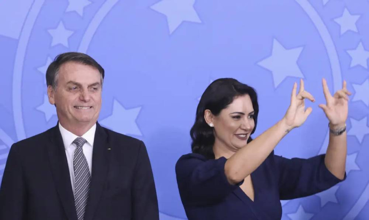 Michelle adia definição de campanha ao Senado e prioriza cuidados de Bolsonaro