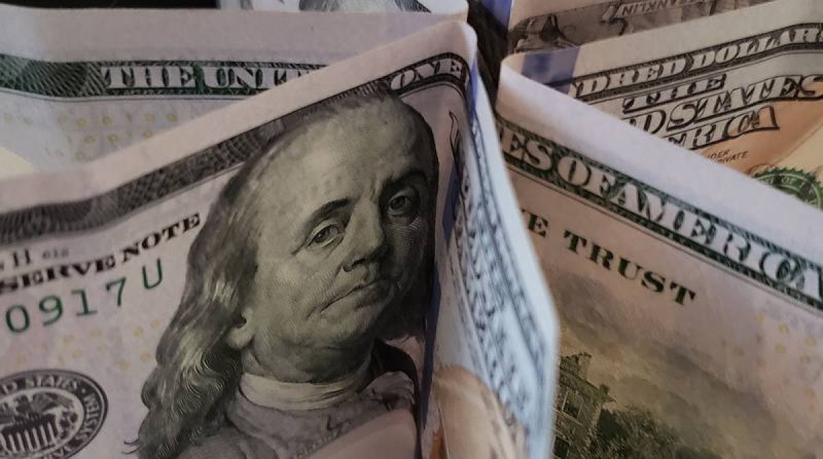 Dólar abre em leve queda em meio a tensões no Oriente Médio