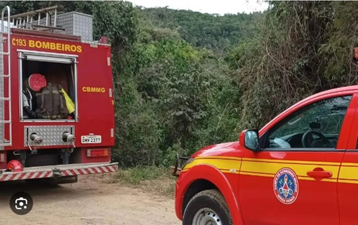 Colisão entre van de prefeitura e caminhão deixa passageiro ferido