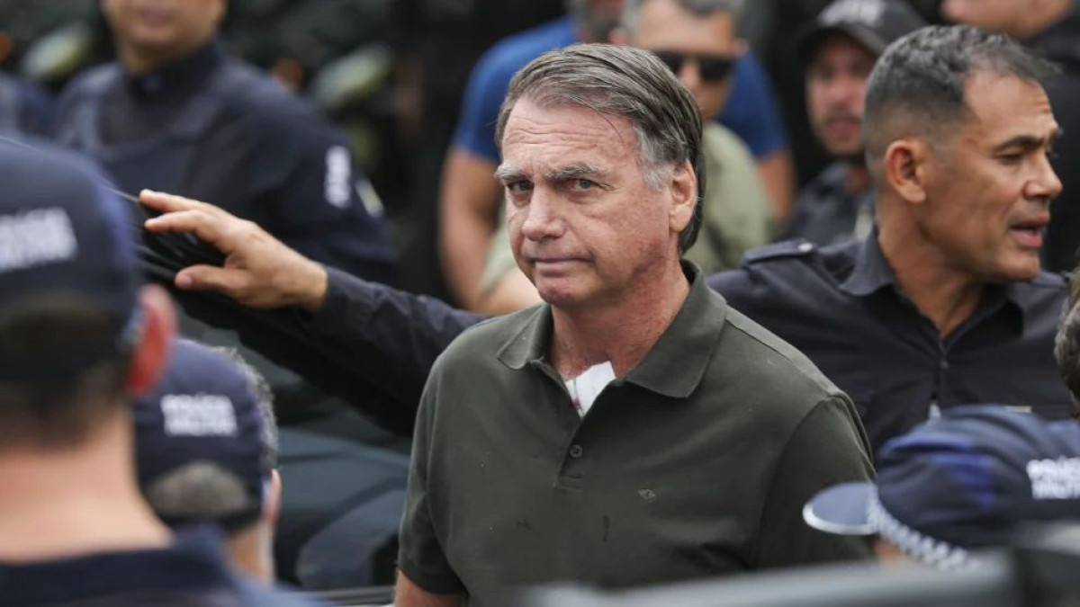 Defesa de Bolsonaro pede que ele seja internado nesta quarta e faça cirurgia na quinta