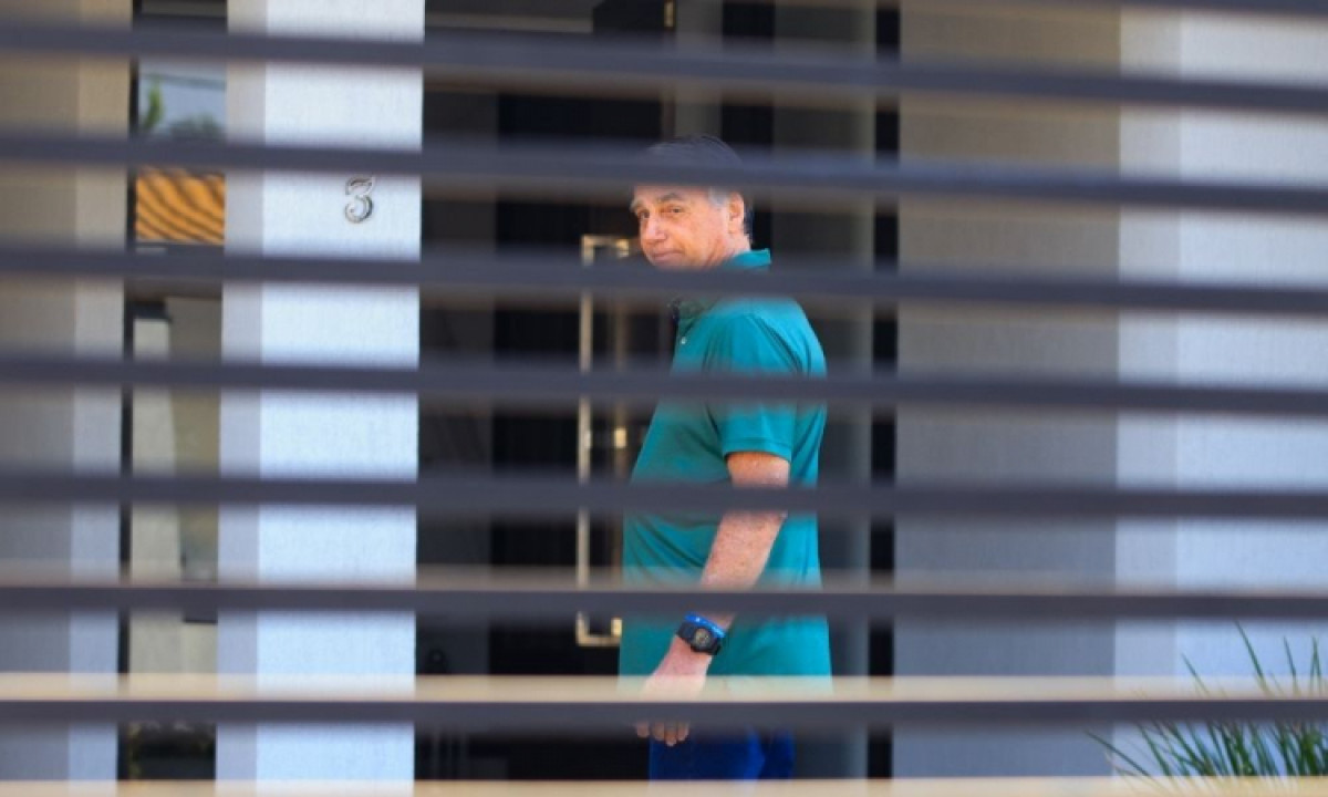 Defesa pede a Moraes para Bolsonaro ter Smart TV e assistência religiosa