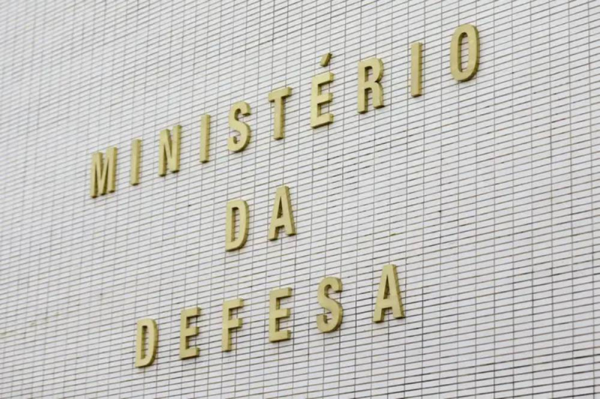 Gastos com Defesa caem no governo Lula