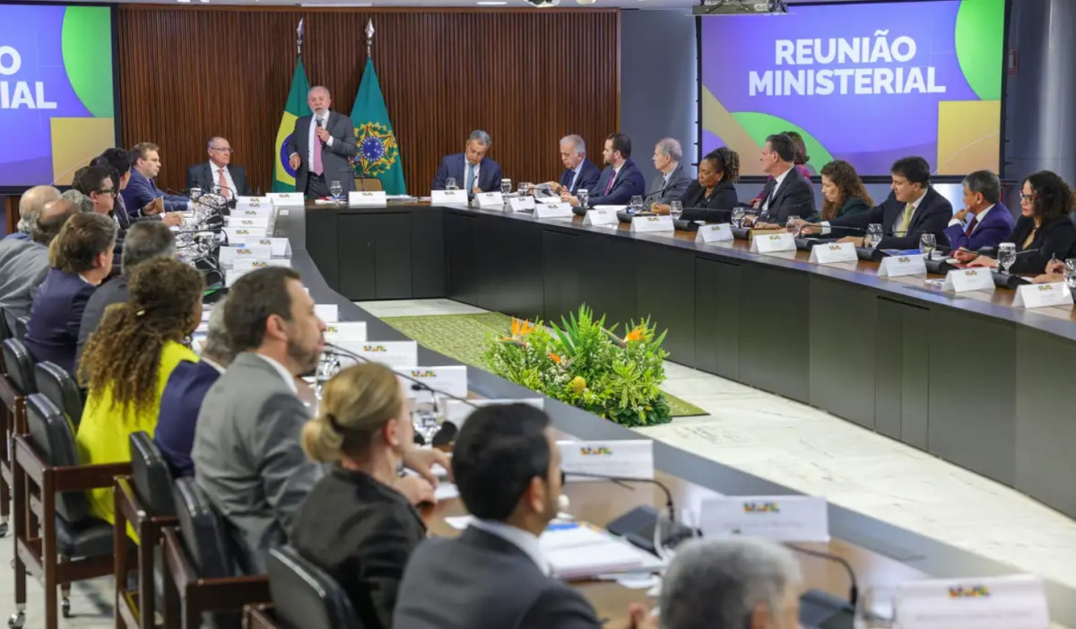 Lula afirma que política "virou negócio"