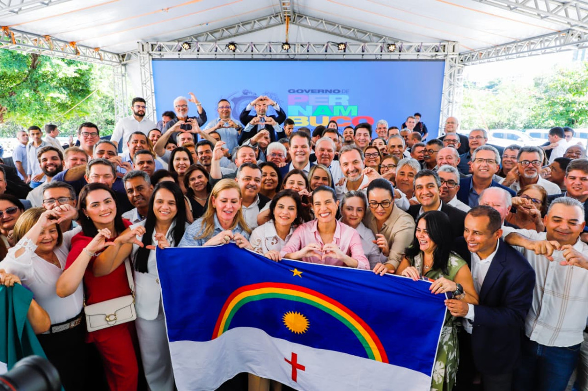 Acompanhada de dezenas de prefeitos, governadora Raquel Lyra entrega 182 veículos e consolida a maior estrutura municipal de políticas para mulheres na história de Pernambuco