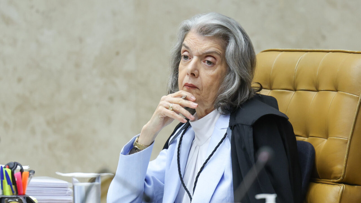Cármen Lúcia se diz envergonhada e vota com Mendonça contra julgamento junto com Moraes