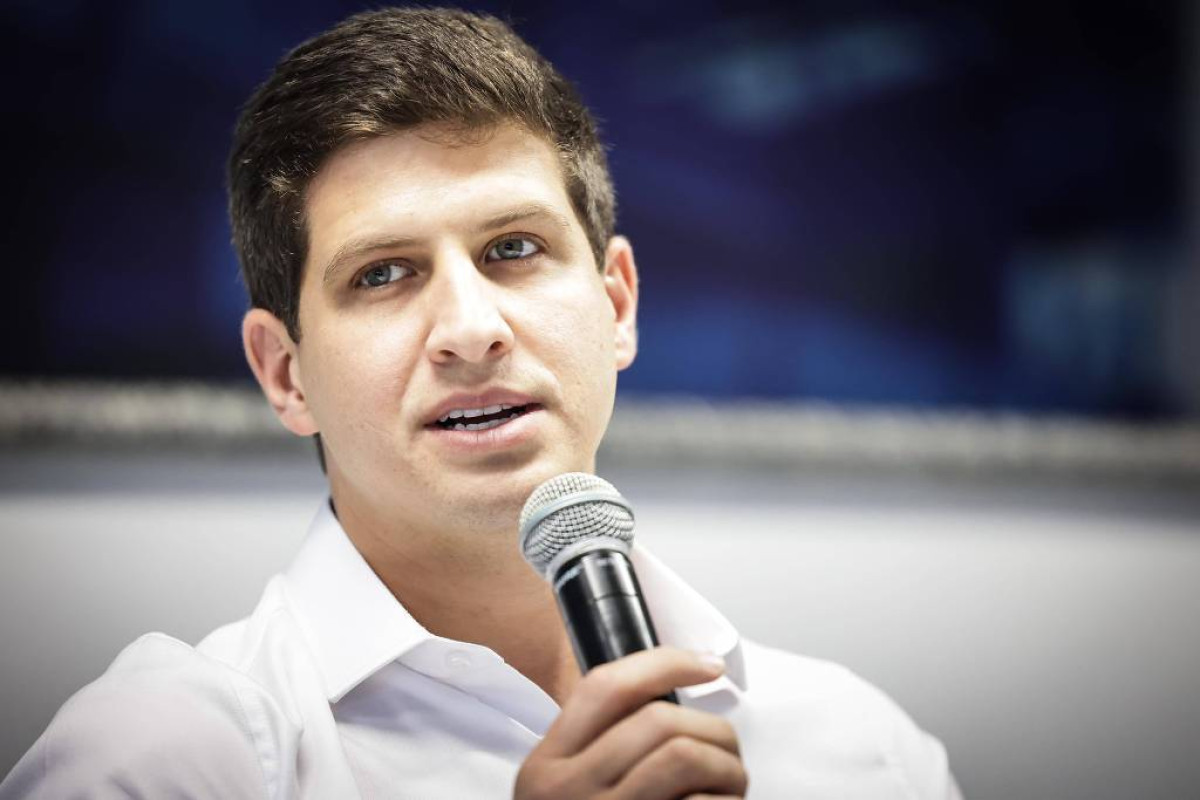 Ao receber homenagem, João Campos eleva o tom contra gestão Raquel Lyra
