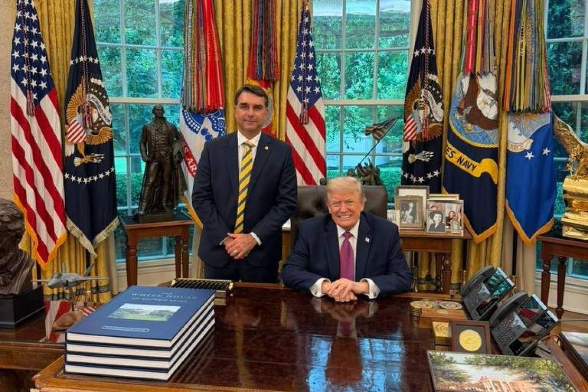 Flávio Bolsonaro tem encontro rápido com Trump na Casa Branca