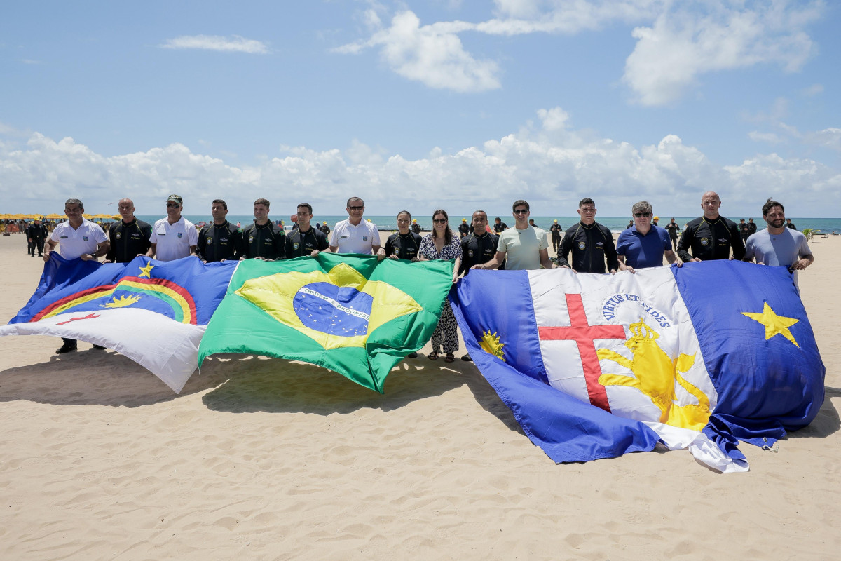 Paraquedistas do Exército fazem apresentação no céu do Recife pelos 489 anos