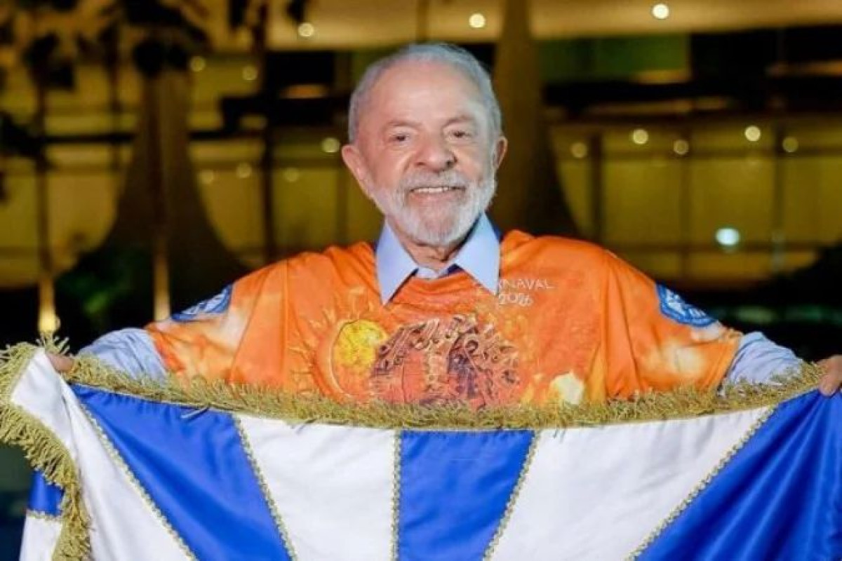 Política desfila na Sapucaí e leva Lula para avenida