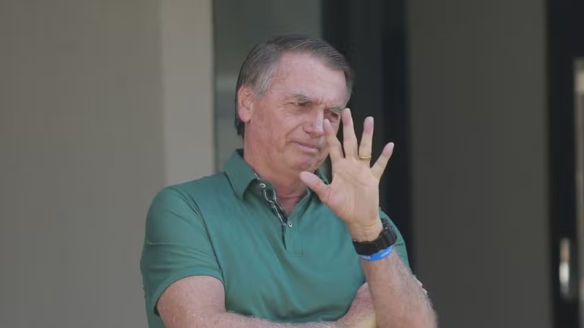 Moraes pede que defesa de Bolsonaro apresente lista de exames e que PF apresente laudo de atendimento após queda