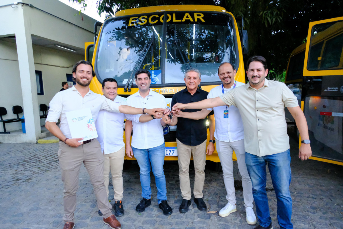 Prefeito Roberto Asfora recebe mais dois ônibus escolares através de parceria com o Governo do Estado