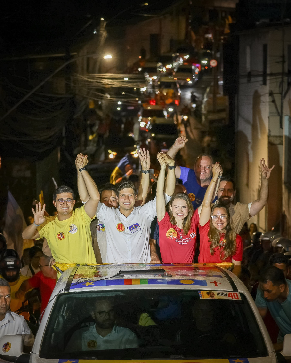 João percorre bairros do Ibura, Cohab e Jordão e reforça propostas de infraestrutura para Pernambuco