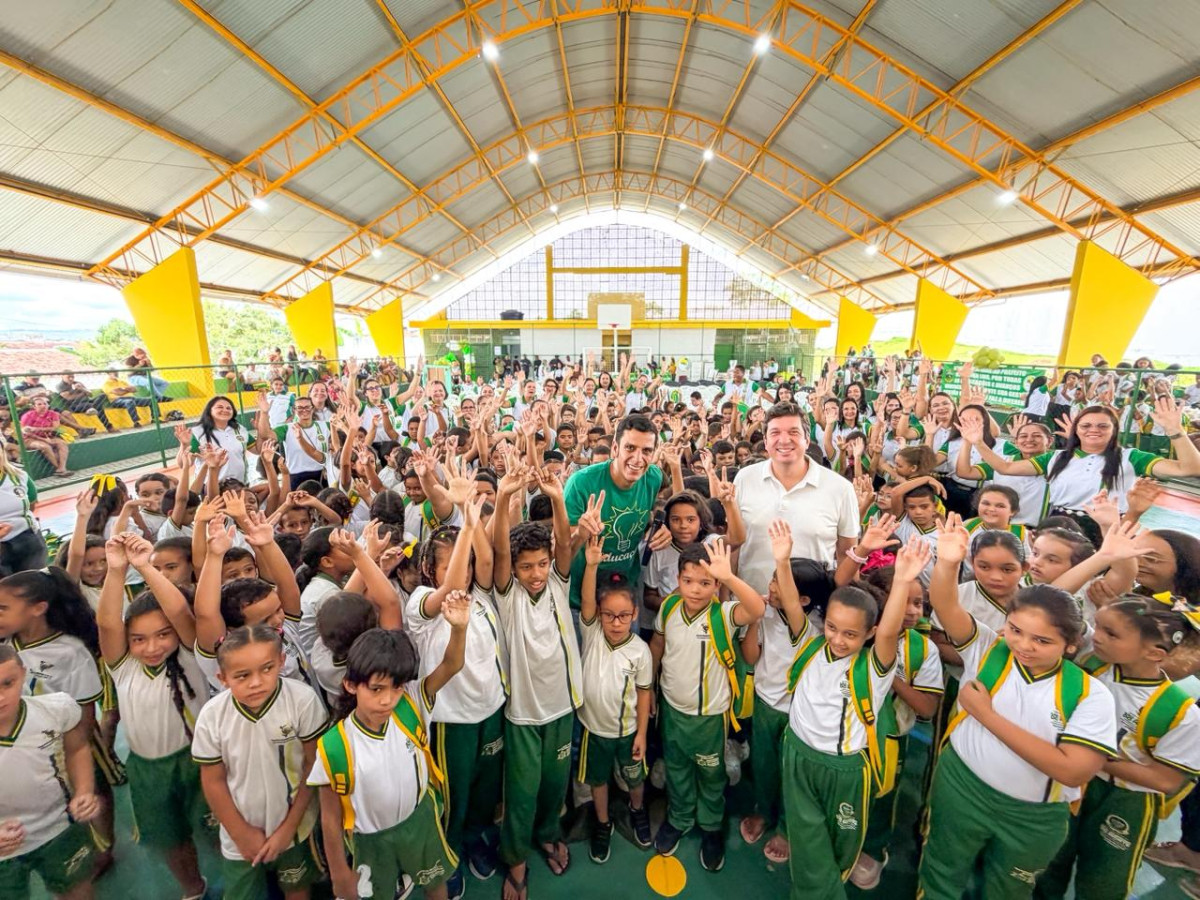 Prefeito Duguinha Lins ao lado do deputado Joãozinho Tenório reforça investimentos na educação durante entregas de ônibus, fardamentos e kits escolares