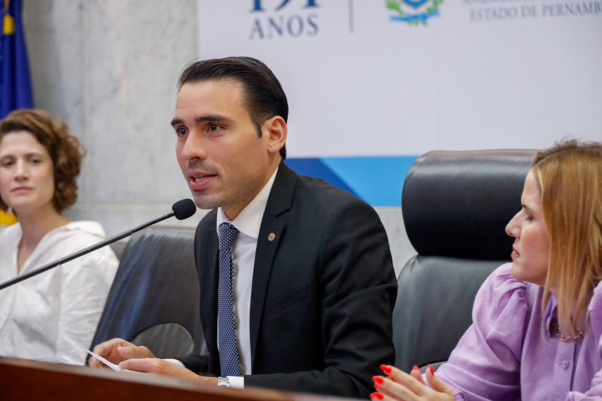 Audiência pública promovida por João Paulo Costa debate avanço do mar na Região Metropolitana