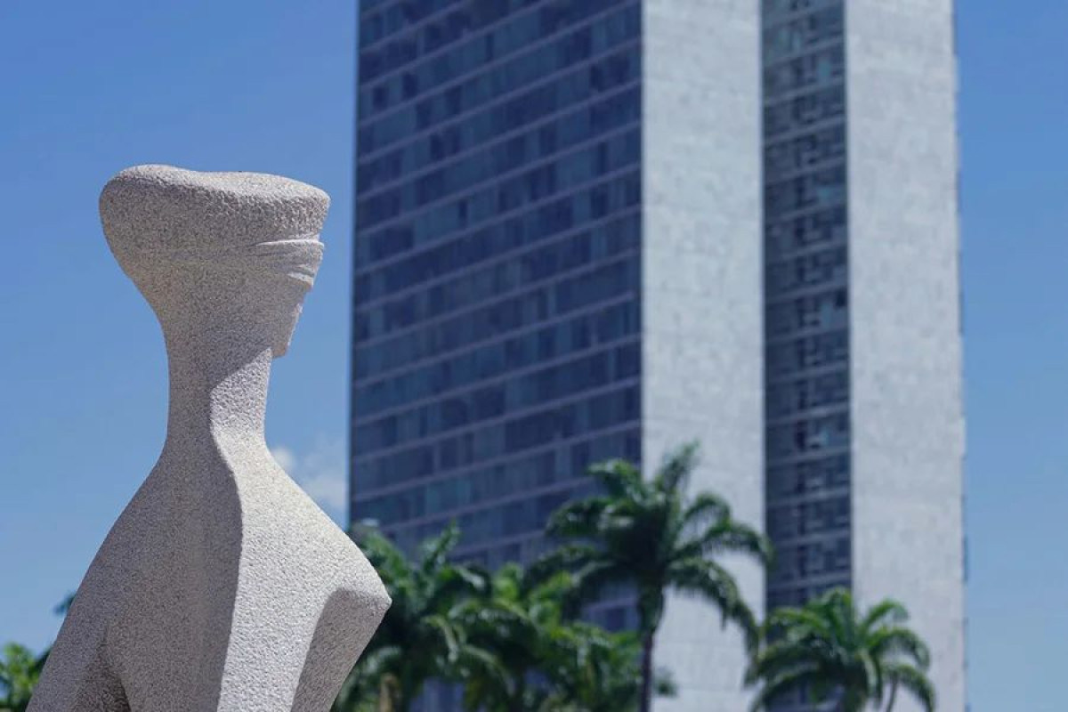 Limite de 35% para penduricalhos tenta frear supersalários no Judiciário