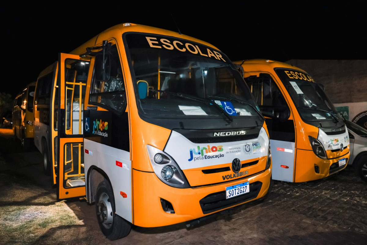  No Sertão, governadora Raquel Lyra entrega PE-560, Cozinha Comunitária, ônibus escolares e autoriza início de obras de Escola de Tempo Integral