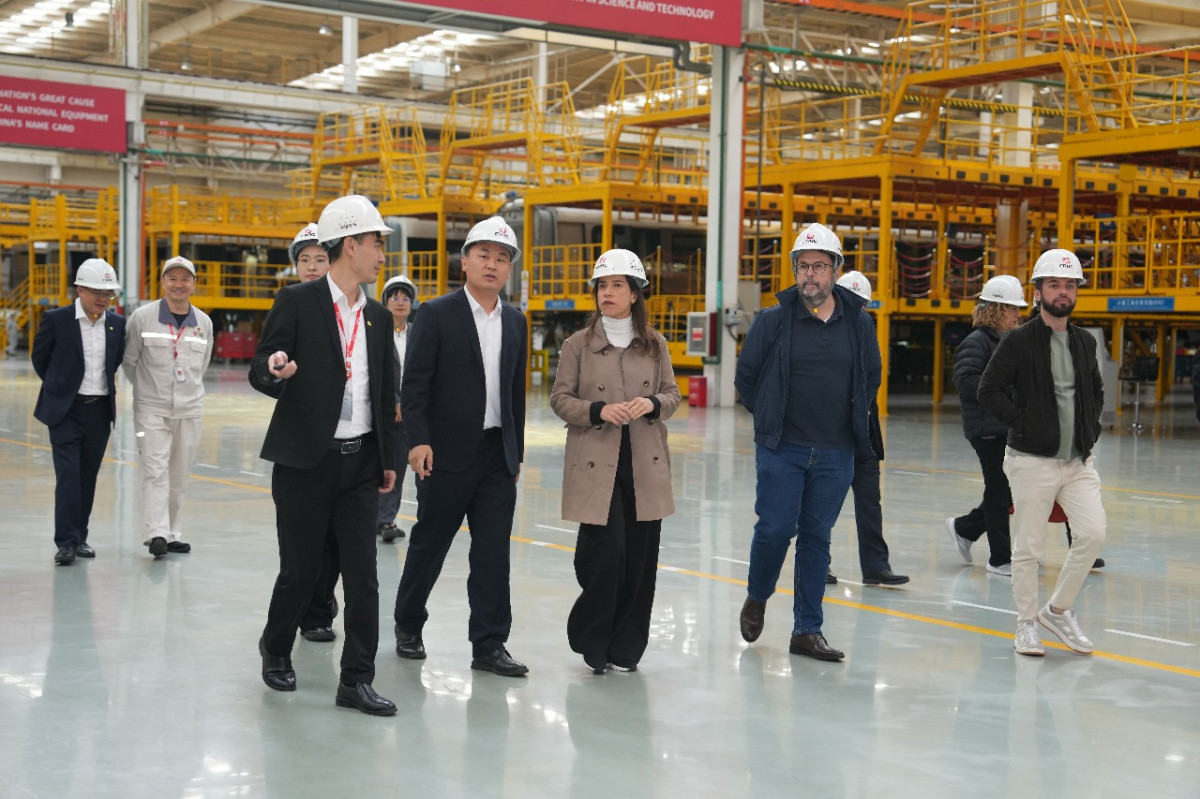 Em Qingdao, governadora Raquel Lyra se reúne com a maior fabricante de trens do mundo