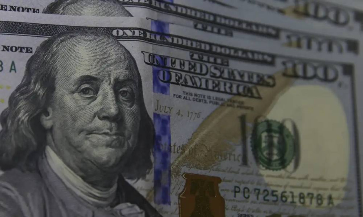 Dólar cai com cenário externo e repercussão de pesquisa