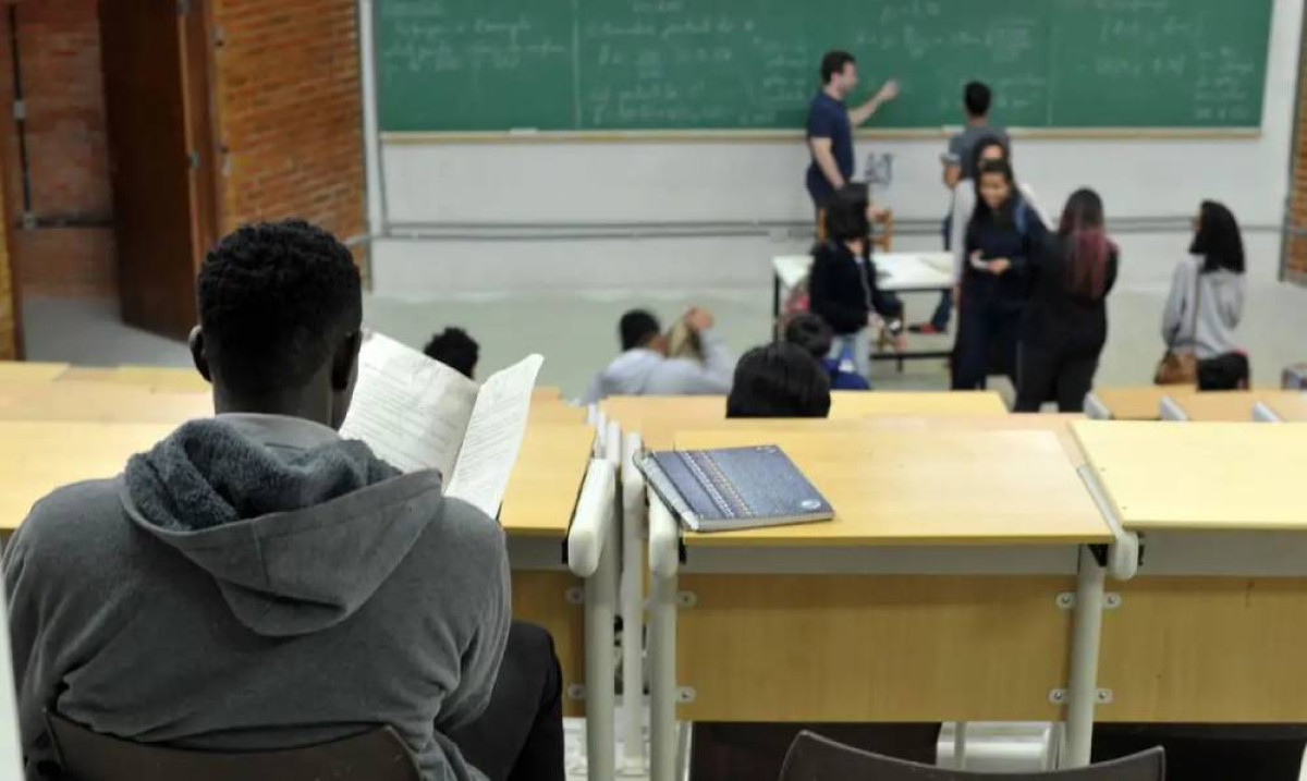 Senado aprova piso de R$ 5,1 mil para professores em 2026