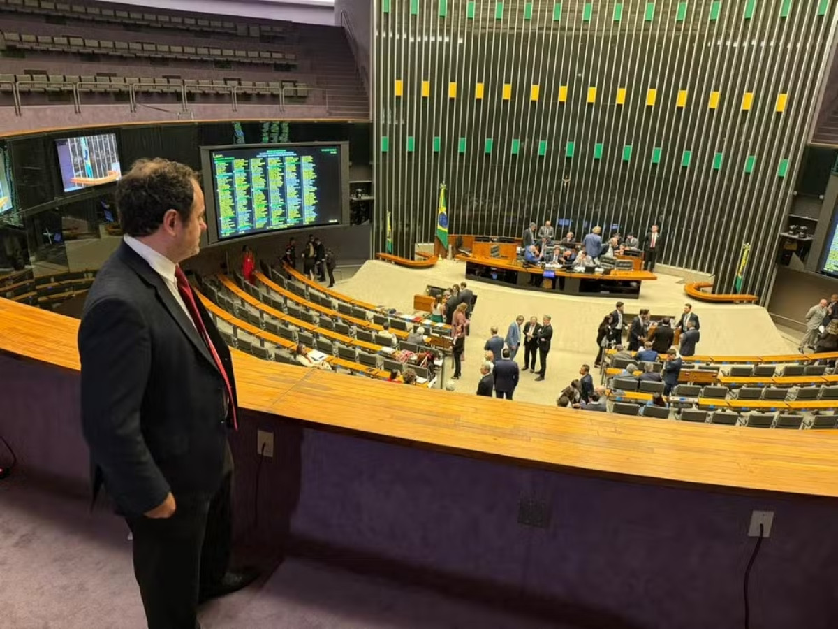 Câmara suspende por seis meses deputado Glauber Braga; deputado era alvo de processo de cassação