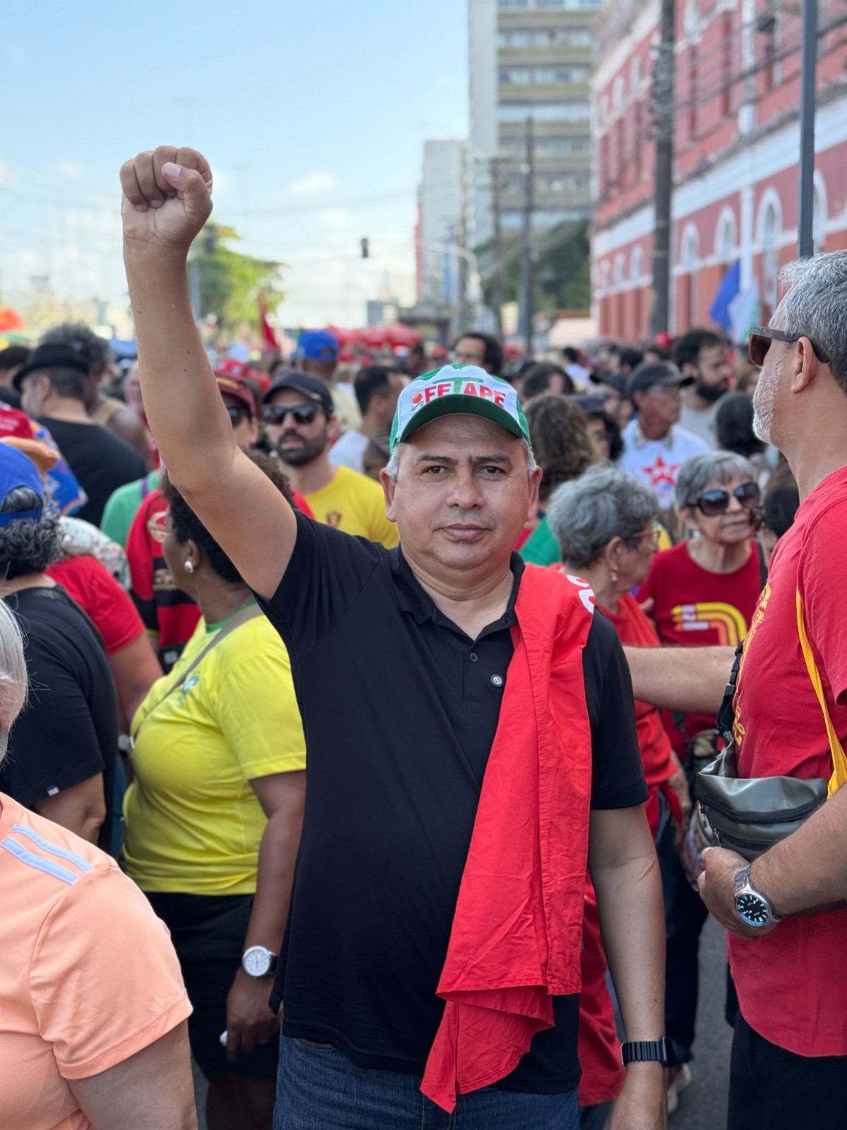Doriel Barros participa de ato contra a PEC da Blindagem no Recife