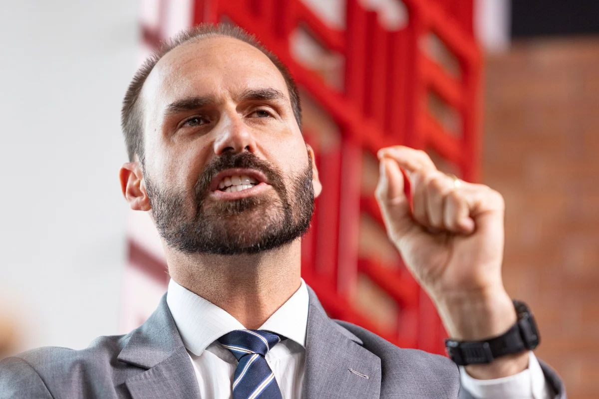 Eduardo se abraça à “tarifa Moraes” após redução do tarifaço