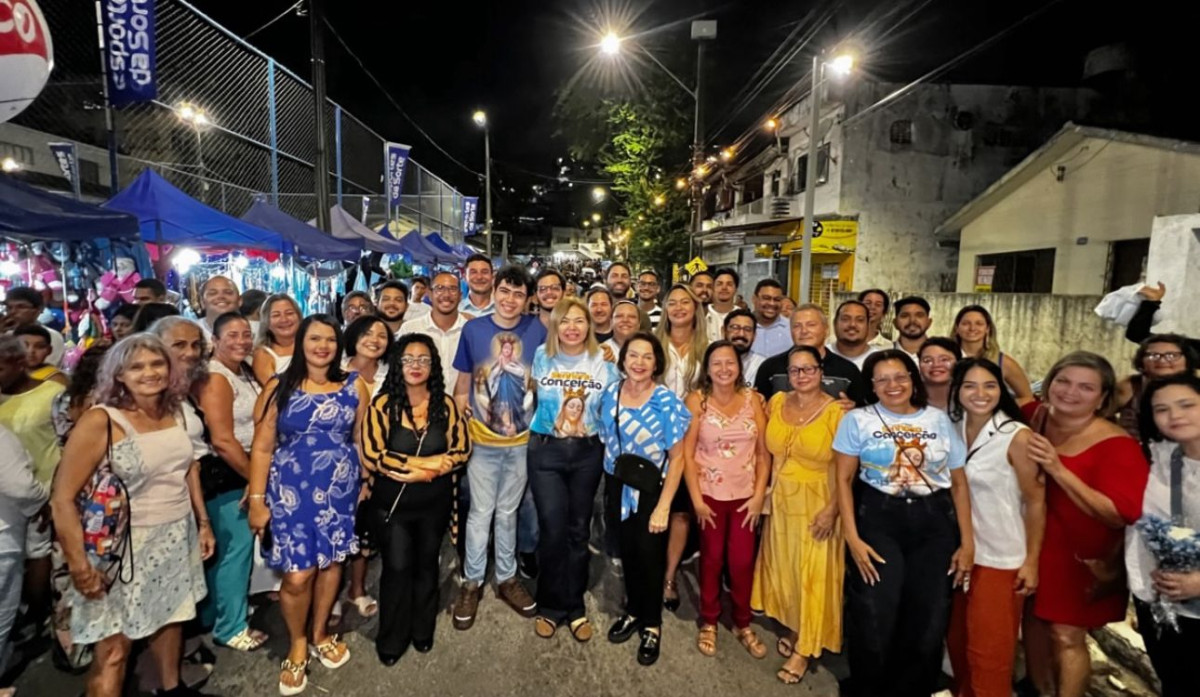 Liana sobe o Morro da Conceição com lideranças do PT e aliados