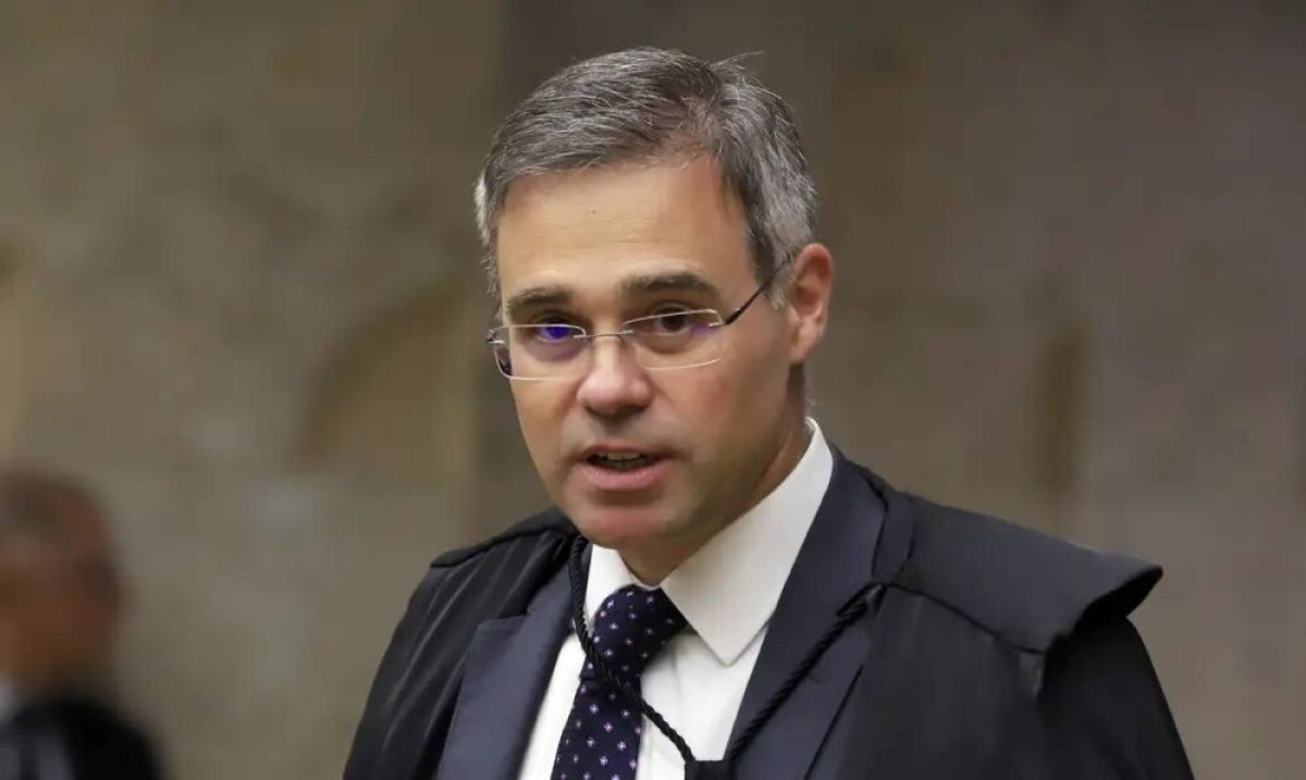 Fachin envia a André Mendonça pedido de investigação contra Flávio Bolsonaro