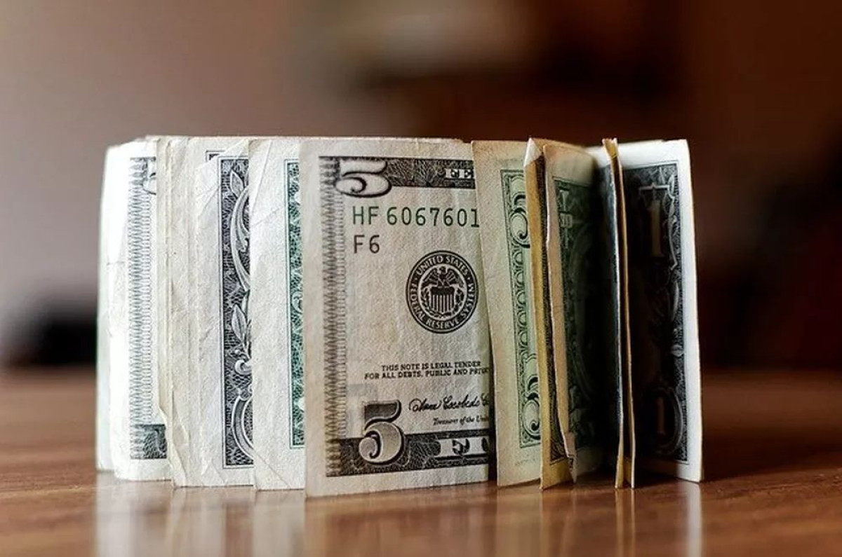 Dólar abre em queda a R$ 5,13 após decisões de juros no Brasil e nos EUA