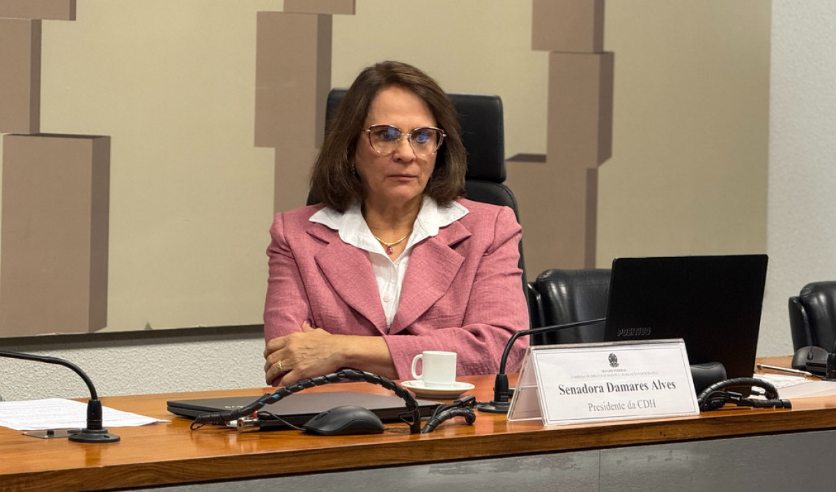 Damares e Flávio evitam ampliar crise após ataques de aliados