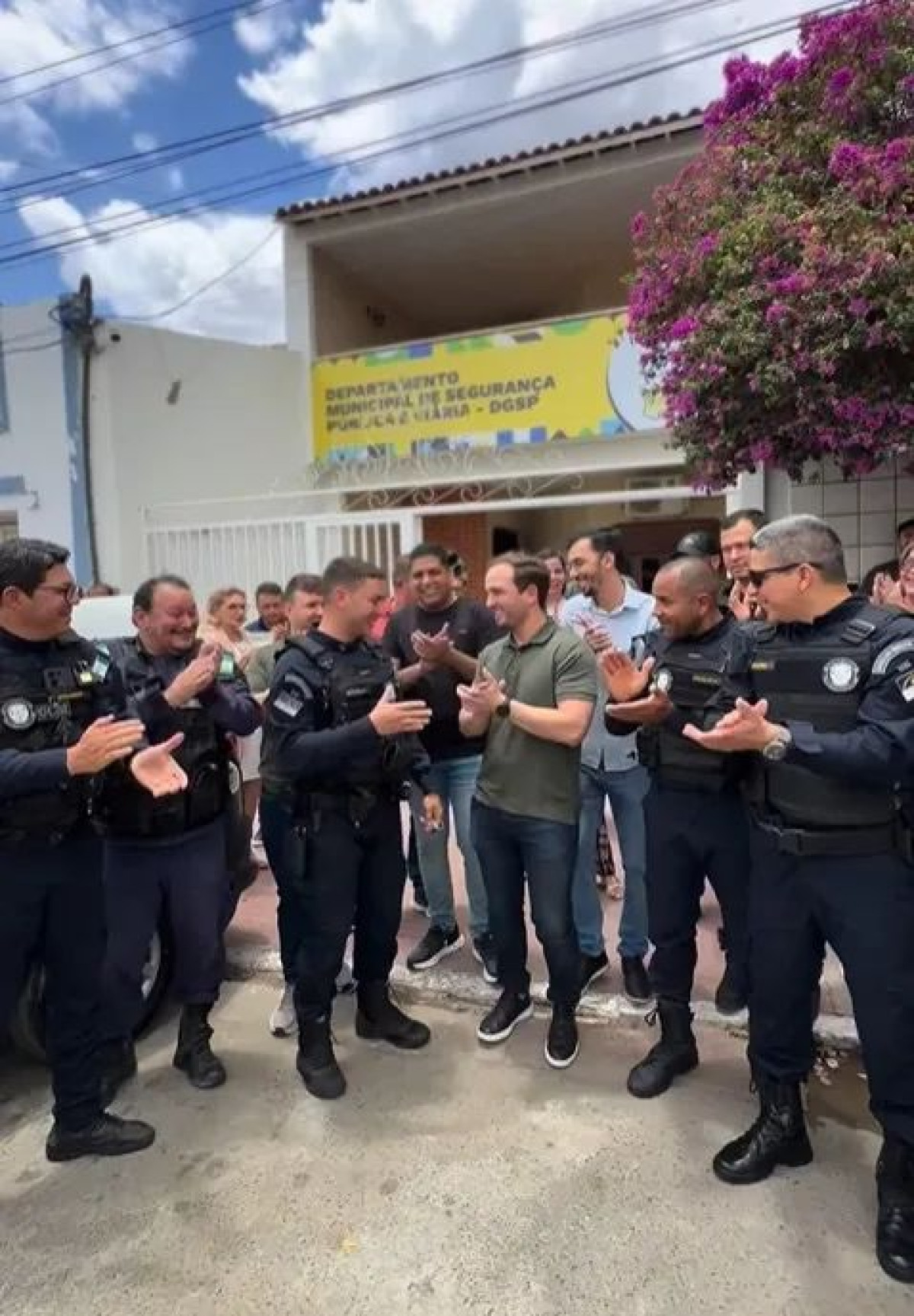 Prefeito Victor Coelho entrega novas viaturas para reforçar segurança em Ouricuri