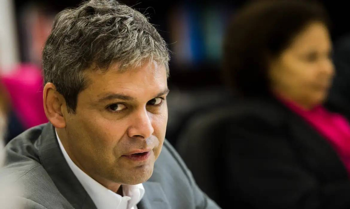 Lindbergh rebate Nikolas sobre taxa das blusinhas