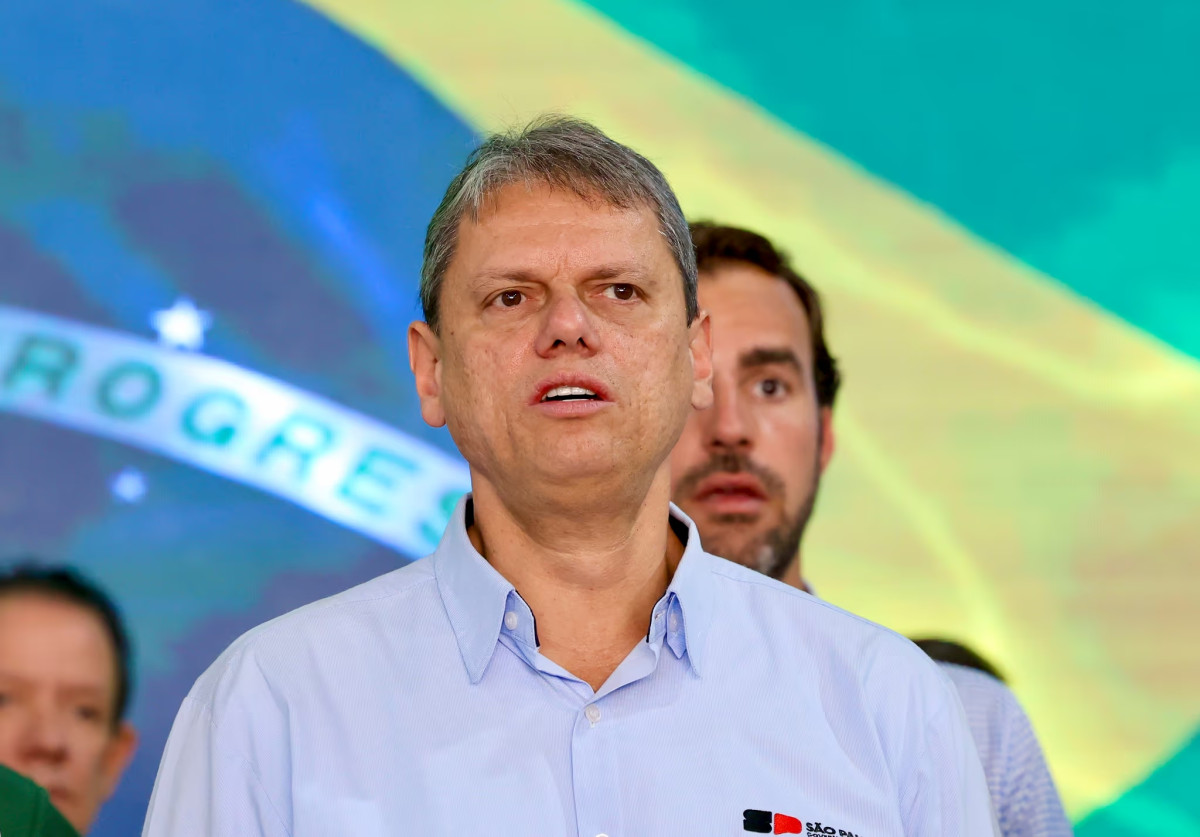 Moraes autoriza visita de Tarcísio a Bolsonaro na Papudinha