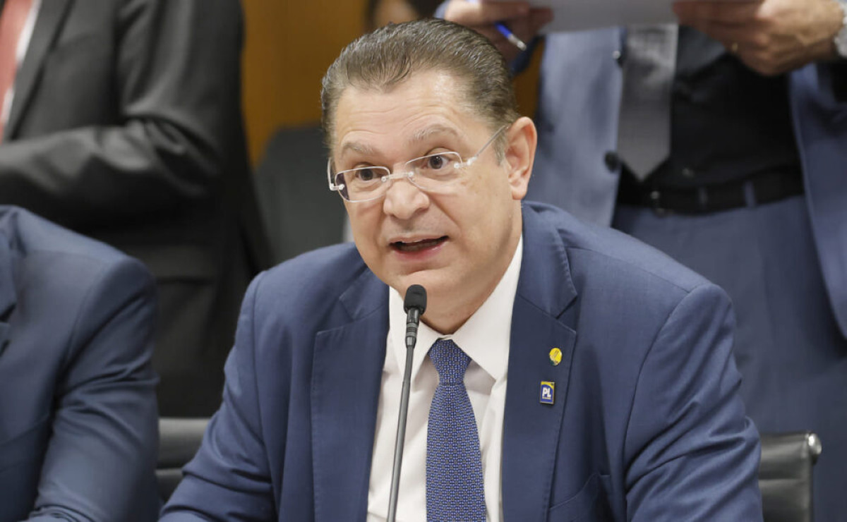 Líder do PL rebate críticas de Lula e sai em defesa de Flávio Bolsonaro