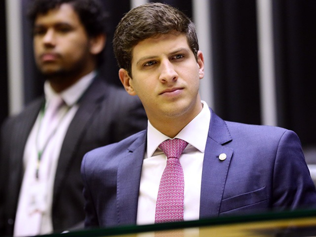 Em Portugal, João Campos denuncia ataques virtuais e diz que caso está na PF