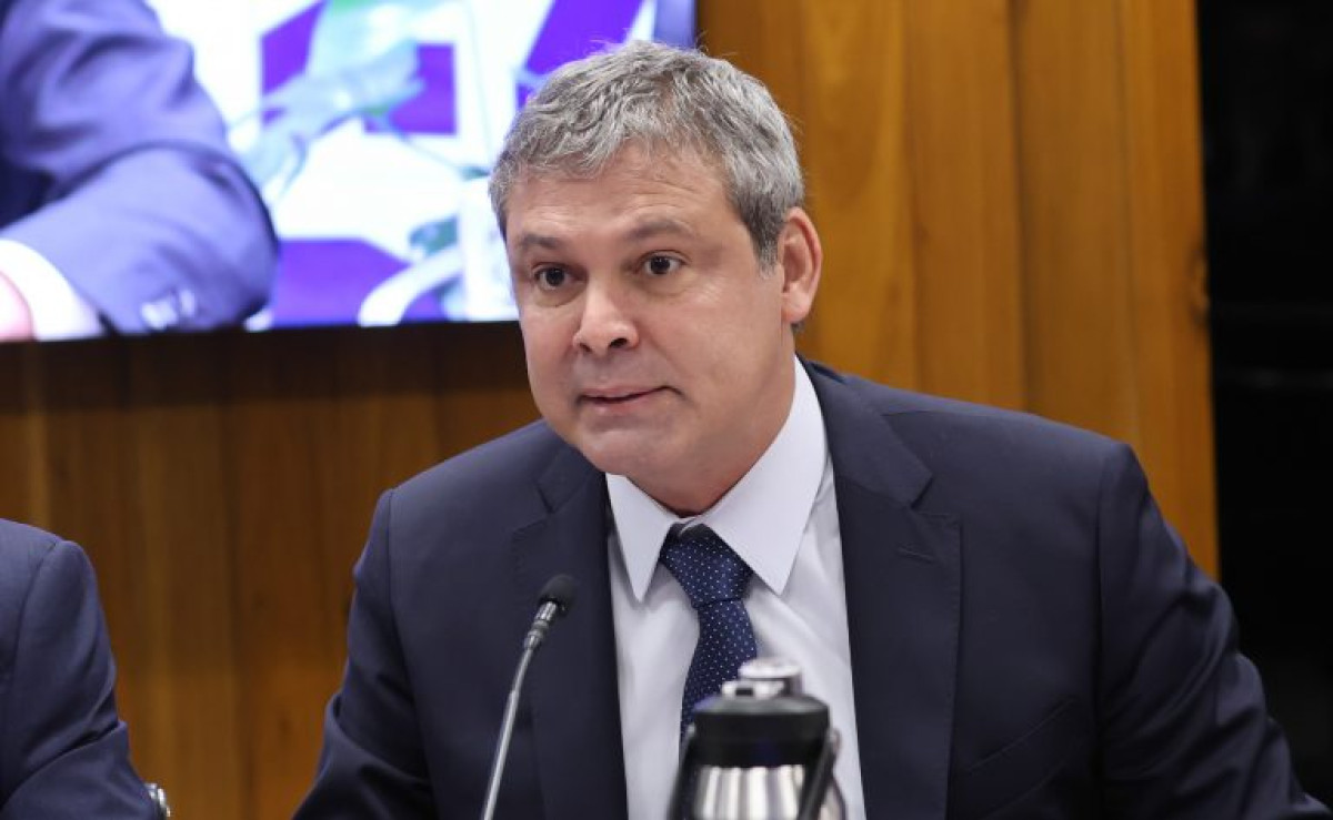 Lindbergh aciona STF para suspender mandatos de Zambelli e Ramagem
