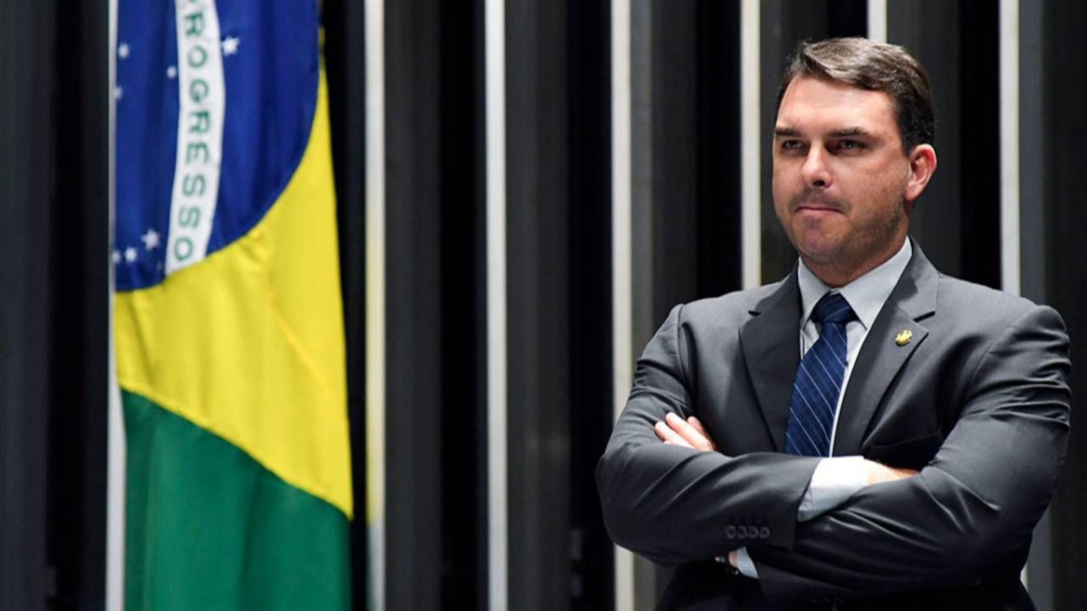 Boulos e Gleisi publicam vídeo que associa Flávio Bolsonaro a investigados