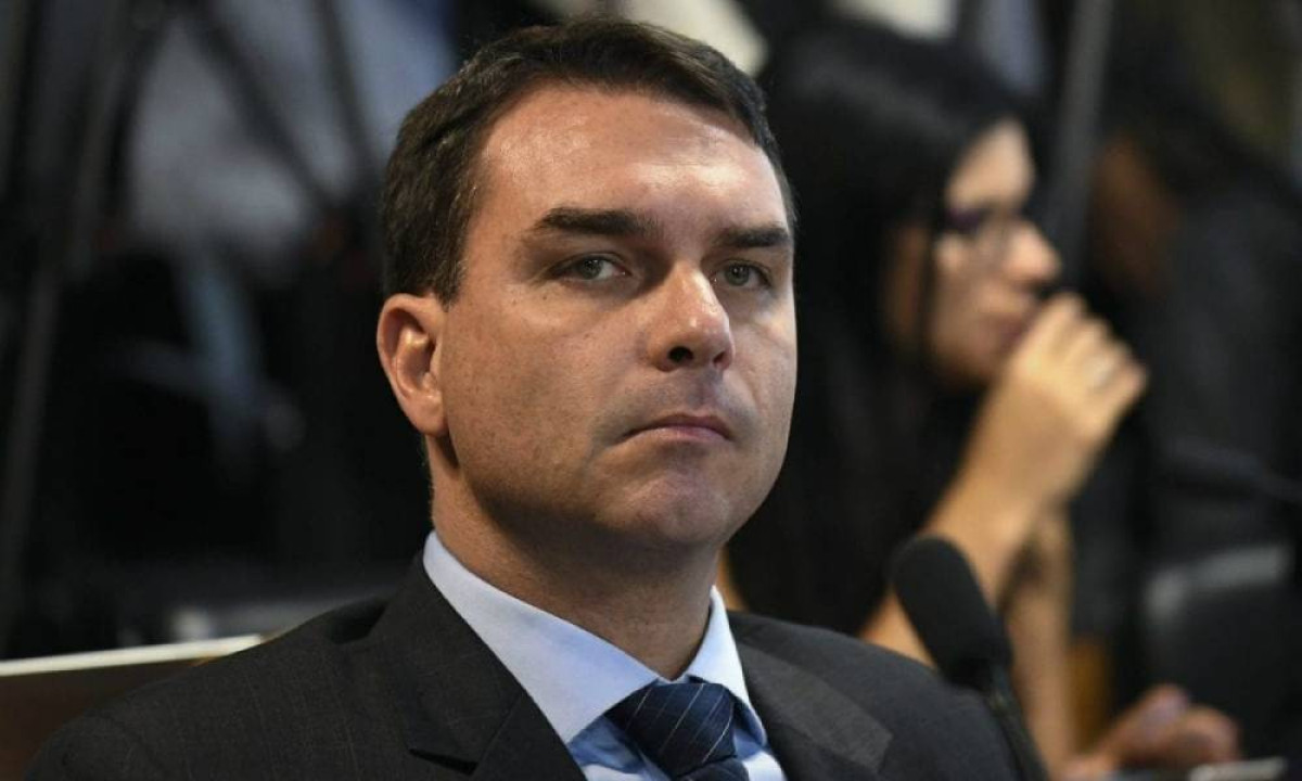 Campanha de Flávio Bolsonaro adota cautela após operação da PF contra Jaques Wagner