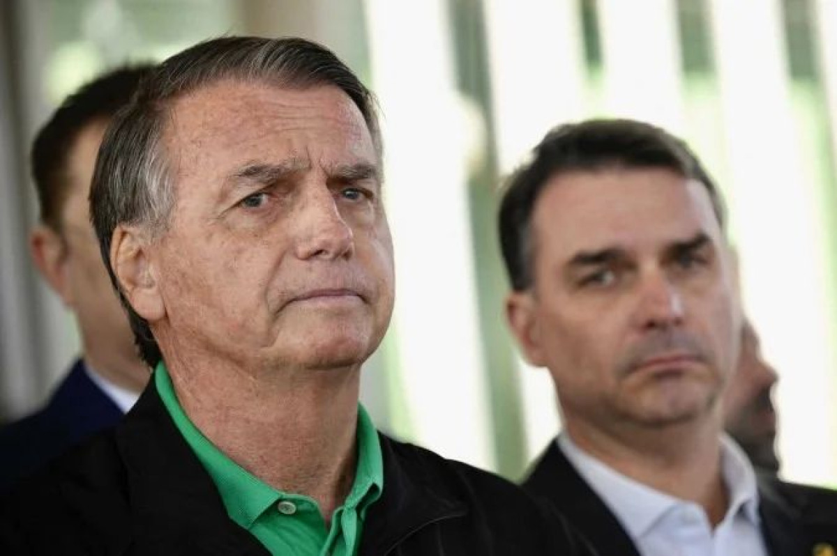 Flávio visita Bolsonaro na PF um dia antes da perícia médica do pai