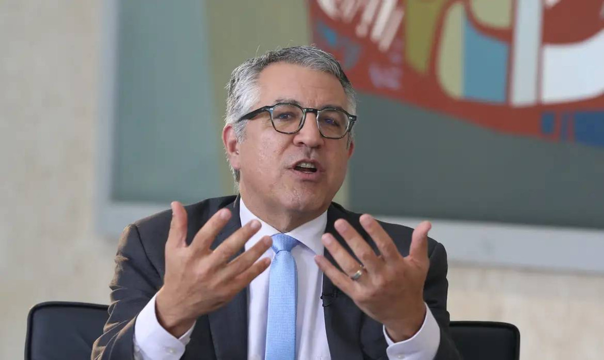 Padilha chama Flávio Bolsonaro de antivacina
