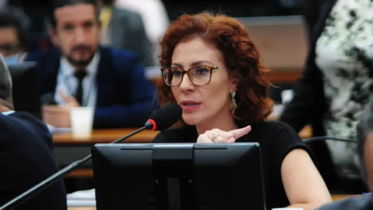 Deputado italiano defende extradição de Carla Zambelli e cobra imparcialidade