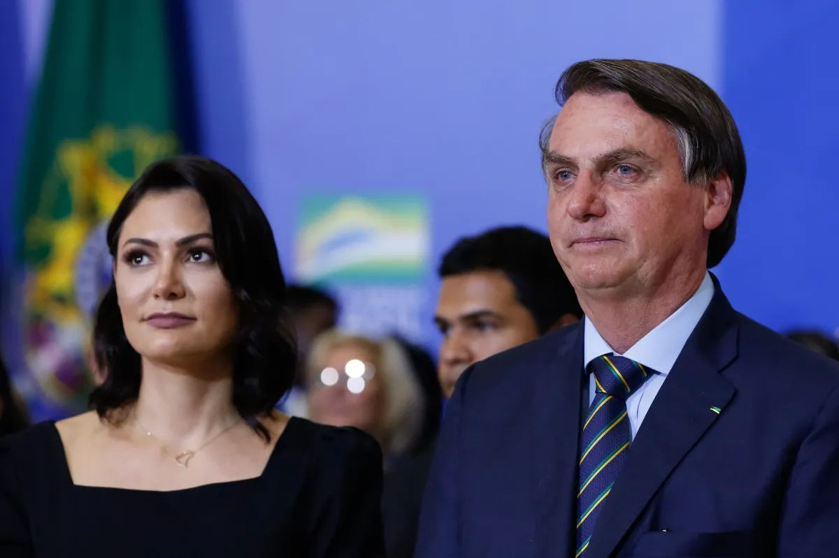 Bolsonaro sugere entrada de Michelle na política