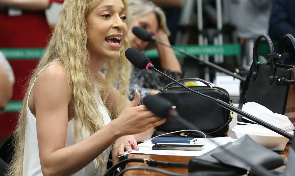 Erika Hilton aciona TCU contra Mario Frias por caso envolvendo filme sobre Bolsonaro