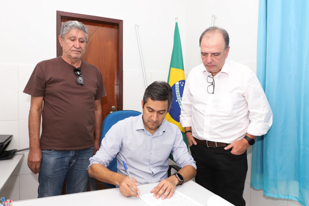 Prefeito de Tabira assina termo de adesão para implantação da REDESIM no município