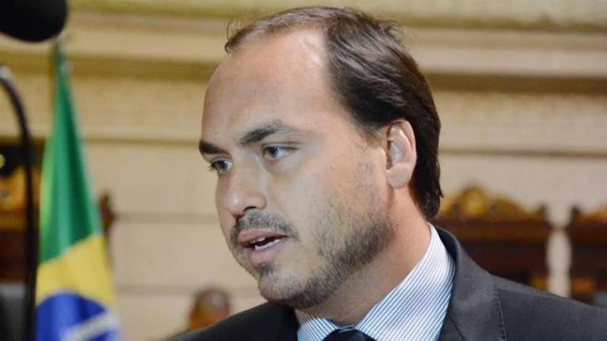 “Sua história não termina aqui”, escreve Carlos Bolsonaro ao pai