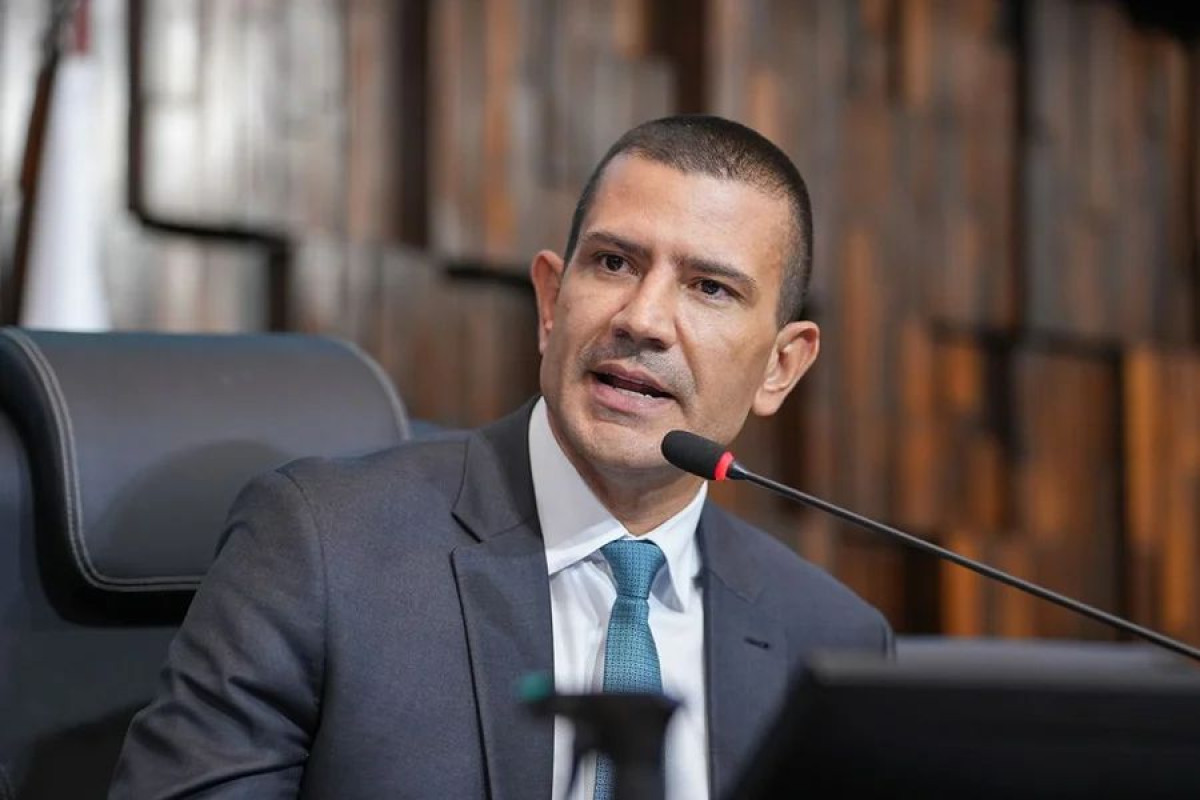 Aliado de Flávio faz caminhada ao lado de operador de rachadinha no Rio